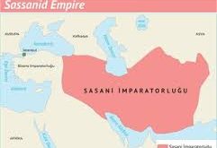 Sasani İmparatorluğu’nun kurucusu I. Erdeşîr’dir. Arşaklı (Part) yönetiminin zayıfladığı bir dönemde ortaya çıkan Erdeşîr, kısa sürede siyasi gücünü artırmış ve MÖ değil, MS 224 yılında gerçekleşen Hormizdegan Muharebesi’nde Part kralı IV. Erdevân’ı mağlup ederek yeni bir hanedan kurmuştur.