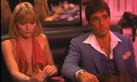 Sinema tarihinde bazı filmler vizyona girdikleri dönemde tartışmalı karşılanır, ancak yıllar geçtikçe kült statüsüne ulaşır. Yaralı Yüz (Scarface), tam olarak bu tanıma uyan yapımlardan biridir. 1983 yılında gösterime giren film, yönetmen Brian De Palma imzası taşırken senaryosu ünlü yazar Oliver Stone tarafından kaleme alınmıştır.