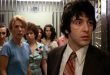 Sinema tarihinde bazı filmler vardır ki yalnızca anlatıkları hikâye ile değil, ele aldıkları gerçek olayların etkisiyle de kalıcı bir iz bırakır. Köpeklerin Günü (Dog Day Afternoon), 1975 yılında vizyona giren ve gerçek bir banka soygunundan uyarlanan, suç sinemasının en güçlü psikolojik dramlarından biridir.