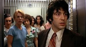 Sinema tarihinde bazı filmler vardır ki yalnızca anlatıkları hikâye ile değil, ele aldıkları gerçek olayların etkisiyle de kalıcı bir iz bırakır. Köpeklerin Günü (Dog Day Afternoon), 1975 yılında vizyona giren ve gerçek bir banka soygunundan uyarlanan, suç sinemasının en güçlü psikolojik dramlarından biridir.