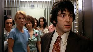 Sinema tarihinde bazı filmler vardır ki yalnızca anlatıkları hikâye ile değil, ele aldıkları gerçek olayların etkisiyle de kalıcı bir iz bırakır. Köpeklerin Günü (Dog Day Afternoon), 1975 yılında vizyona giren ve gerçek bir banka soygunundan uyarlanan, suç sinemasının en güçlü psikolojik dramlarından biridir.