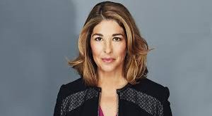 Naomi Klein yalnızca bir gazeteci değil, aynı zamanda fikir üreten kamusal entelektüellerden biridir. Yazılarında ekonomik eşitsizlikten iklim adaletine, medya manipülasyonundan kriz siyasetlerine kadar geniş bir alanı kapsar. Onun çalışmaları, modern kapitalizmin görünmeyen yapılarının sorgulanmasına katkı sağlamıştır.