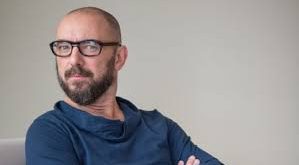 Michaël R. Roskam, Avrupa sinemasının son yıllarda yetiştirdiği en dikkat çekici yönetmenlerden biri olarak kabul edilen Belçikalı sinemacı, senarist ve yapımcıdır. Özellikle sert atmosferli suç dramaları, karakter merkezli anlatıları ve psikolojik derinliği yüksek filmleriyle tanınan Roskam, uluslararası alanda büyük saygınlık kazanmıştır.