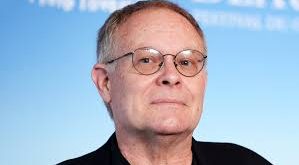 Özellikle televizyon dizilerinde suç draması, polisiyenin gerçekçi anlatımı ve karakter odaklı hikâye kurgusuyla tanınan Overmyer, modern Amerikan televizyonunun en nitelikli senaristlerinden biri olarak kabul edilir.