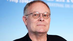 Özellikle televizyon dizilerinde suç draması, polisiyenin gerçekçi anlatımı ve karakter odaklı hikâye kurgusuyla tanınan Overmyer, modern Amerikan televizyonunun en nitelikli senaristlerinden biri olarak kabul edilir.