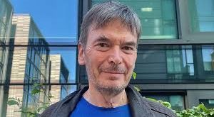 Ian Rankin, modern polisiye edebiyatının en saygın ve en çok okunan yazarlarından biri olarak kabul edilen İskoç romancıdır. Özellikle yarattığı Dedektif John Rebus karakteriyle dünya çapında ün kazanan Rankin, suç romanı türünü yalnızca cinayet soruşturmalarıyla sınırlı tutmayıp toplumsal yapı, siyaset, sınıf çatışmaları ve insan psikolojisiyle birleştiren güçlü eserler ortaya koymuştur.