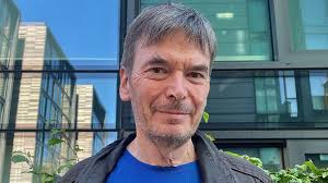 Ian Rankin, modern polisiye edebiyatının en saygın ve en çok okunan yazarlarından biri olarak kabul edilen İskoç romancıdır. Özellikle yarattığı Dedektif John Rebus karakteriyle dünya çapında ün kazanan Rankin, suç romanı türünü yalnızca cinayet soruşturmalarıyla sınırlı tutmayıp toplumsal yapı, siyaset, sınıf çatışmaları ve insan psikolojisiyle birleştiren güçlü eserler ortaya koymuştur.