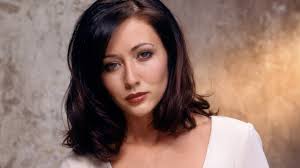 Güçlü duruşu, karizmatik ekran varlığı ve zaman zaman asi bulunan tavırlarıyla dikkat çeken sanatçı, televizyon tarihinin en çok konuşulan isimlerinden biri olmuştur.