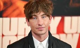 Barry Keoghan’ın kariyeri, klasik bir Hollywood yıldız hikâyesinden farklıdır. Zorlu bir çocukluk, mücadele dolu gençlik yılları ve buna rağmen yükselen bir kariyer çizgisi, onun hikâyesini daha da etkileyici hale getirir.