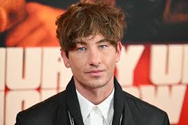 Barry Keoghan’ın kariyeri, klasik bir Hollywood yıldız hikâyesinden farklıdır. Zorlu bir çocukluk, mücadele dolu gençlik yılları ve buna rağmen yükselen bir kariyer çizgisi, onun hikâyesini daha da etkileyici hale getirir.