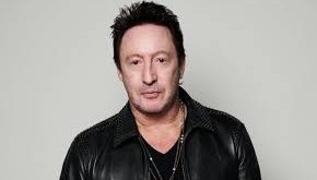 Julian Lennon, dünyaca ünlü Beatles üyesi John Lennon’ın oğlu olarak tanınsa da, yıllar içinde kendi müzikal kimliğini oluşturarak bağımsız bir sanatçı olarak saygı kazanmış İngiliz müzisyen, şarkıcı-söz yazarı, fotoğrafçı ve hayırseverdir.