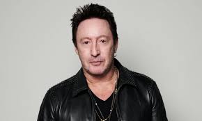 Julian Lennon, dünyaca ünlü Beatles üyesi John Lennon’ın oğlu olarak tanınsa da, yıllar içinde kendi müzikal kimliğini oluşturarak bağımsız bir sanatçı olarak saygı kazanmış İngiliz müzisyen, şarkıcı-söz yazarı, fotoğrafçı ve hayırseverdir.