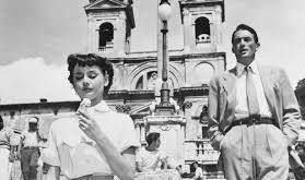 Film, yalnızca keyifli bir aşk hikâyesi anlatmakla kalmaz; özgürlük arzusu, kimlik, sorumluluk ve kısa süreli mutluluğun değeri gibi evrensel temaları da işler. Ayrıca Audrey Hepburn’ü dünya çapında bir yıldıza dönüştüren yapım olarak da sinema tarihinde önemli bir yere sahiptir.