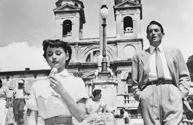 Film, yalnızca keyifli bir aşk hikâyesi anlatmakla kalmaz; özgürlük arzusu, kimlik, sorumluluk ve kısa süreli mutluluğun değeri gibi evrensel temaları da işler. Ayrıca Audrey Hepburn’ü dünya çapında bir yıldıza dönüştüren yapım olarak da sinema tarihinde önemli bir yere sahiptir.