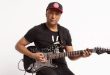 Tom Morello, tam adıyla Thomas Baptist Morello, 30 Mayıs 1964 tarihinde Amerika Birleşik Devletleri’nin New York kentinde dünyaya gelmiştir. Farklı kültürel kökenlere sahip bir ailede büyüyen sanatçının annesi Amerikalı, babası ise Kenyalıdır.