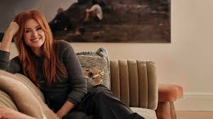 Isla Fisher, sinema dünyasında komedi, romantik film ve macera türlerindeki başarılı performanslarıyla tanınan çok yönlü bir sanatçıdır.