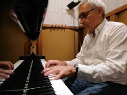 Modern İtalyan müziğinin dikkat çeken isimlerinden biri olan Gianluca Podio, besteci, orkestra şefi ve aranjör kimliğiyle tanınan çok yönlü bir sanatçıdır.