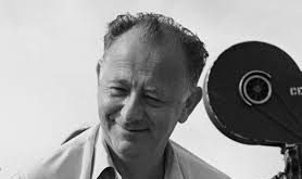 Eğitim hayatı hakkında sınırlı bilgi bulunmasına rağmen, Benson’ın set deneyimi ve pratik öğrenme süreci sayesinde kendini geliştirdiği bilinmektedir. Bu durum, onun yönetmenlik anlayışında teknik bilgi ile sahadaki deneyimi birleştirmesini sağlamıştır.