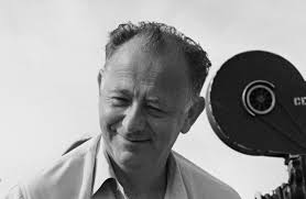 Eğitim hayatı hakkında sınırlı bilgi bulunmasına rağmen, Benson’ın set deneyimi ve pratik öğrenme süreci sayesinde kendini geliştirdiği bilinmektedir. Bu durum, onun yönetmenlik anlayışında teknik bilgi ile sahadaki deneyimi birleştirmesini sağlamıştır.