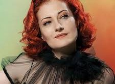 Türk pop müziğinin en saygın ve özgün isimlerinden biri olan Candan Erçetin, güçlü sesi, derinlikli şarkı sözleri ve sade ama etkileyici sanat anlayışıyla uzun yıllardır müzik dünyasında kalıcı bir yer edinmiştir. 25 yılı aşkın kariyeri boyunca popülerlik kaygısından uzak durarak müziğini ön planda tutan sanatçı, dinleyiciyle kurduğu samimi bağ sayesinde Türkiye’de geniş bir hayran kitlesine ulaşmıştır.