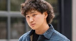 Günümüz teknoloji dünyasında yapay zekâ alanındaki hızlı gelişim, yalnızca büyük teknoloji devlerini değil, aynı zamanda genç girişimcileri de küresel ölçekte etkili aktörler haline getirmiştir. Bu yeni nesil liderlerin en dikkat çekici isimlerinden biri Alexandr Wang’dır. Wang, veri etiketleme ve yapay zekâ altyapısı alanında faaliyet gösteren Scale AI şirketinin kurucusu ve CEO’su olarak, AI ekosisteminin en kritik bileşenlerinden birini inşa etmiştir.