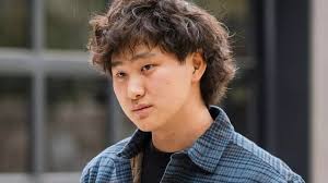 Günümüz teknoloji dünyasında yapay zekâ alanındaki hızlı gelişim, yalnızca büyük teknoloji devlerini değil, aynı zamanda genç girişimcileri de küresel ölçekte etkili aktörler haline getirmiştir. Bu yeni nesil liderlerin en dikkat çekici isimlerinden biri Alexandr Wang’dır. Wang, veri etiketleme ve yapay zekâ altyapısı alanında faaliyet gösteren Scale AI şirketinin kurucusu ve CEO’su olarak, AI ekosisteminin en kritik bileşenlerinden birini inşa etmiştir.