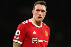 Blackburn Rovers altyapısında gelişen Phil Jones, kısa sürede A takıma yükselmiştir. Premier League’de forma giymeye başlaması, onun yeteneklerinin erken yaşta fark edildiğini göstermektedir.