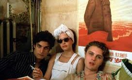 Bernardo Bertolucci, sinema tarihinde hem görsel estetiği hem de politik alt metinleriyle tanınan bir yönetmendir. “Düşler, Tutkular Ve Suçlar”, onun gençlik, cinsellik ve ideoloji temalarını bir araya getirdiği en özgün filmlerinden biridir.