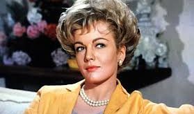 Eğitim hayatında başarılı bir öğrenci olan Barnes, Smith College’da eğitim almıştır. Bu prestijli okulda İngiliz edebiyatı üzerine yoğunlaşmış ve yazarlık becerilerini geliştirmiştir. Üniversite yıllarında tiyatroya olan ilgisi artmış ve sahne sanatlarına yönelmiştir.