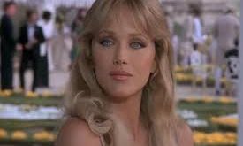 1980’li yılların sinema ve televizyon dünyasında dikkat çeken isimlerinden biri olan Tanya Roberts, hem oyunculuk kariyeri hem de ekran karizmasıyla geniş bir hayran kitlesi edinmiştir. Özellikle aksiyon, macera ve televizyon dizilerindeki performanslarıyla tanınan Roberts, Hollywood’un unutulmaz yüzlerinden biri olarak hafızalarda yer edinmiştir.