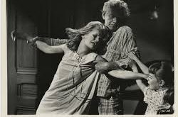 Jennifer Edwards, eğitim hayatını sanat ve edebiyat odaklı bir şekilde sürdürmüştür. Oyunculuk eğitimi alarak profesyonel kariyerine sağlam bir temel oluşturmuştur. Aynı zamanda yazarlığa olan ilgisi de erken yaşlarda kendini göstermiştir.