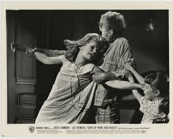 Jennifer Edwards, eğitim hayatını sanat ve edebiyat odaklı bir şekilde sürdürmüştür. Oyunculuk eğitimi alarak profesyonel kariyerine sağlam bir temel oluşturmuştur. Aynı zamanda yazarlığa olan ilgisi de erken yaşlarda kendini göstermiştir.