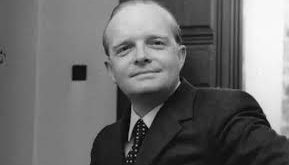 Anne ve babasının erken ayrılığı, Capote’nin gençlik döneminde sık sık yer değiştirmesine neden olmuştur. Bu yalnızlık duygusu, onun yazarlık kariyerinde güçlü bir tematik unsur haline gelmiştir.