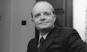 Anne ve babasının erken ayrılığı, Capote’nin gençlik döneminde sık sık yer değiştirmesine neden olmuştur. Bu yalnızlık duygusu, onun yazarlık kariyerinde güçlü bir tematik unsur haline gelmiştir.