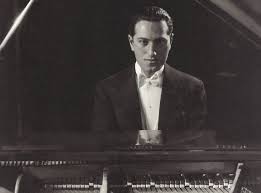 George Gershwin, klasik müzik ile cazı ustalıkla bir araya getirerek müzik tarihinde benzersiz bir köprü kurmuştur. Hem Broadway sahnelerinde hem de konser salonlarında büyük başarı elde eden Gershwin, melodik zenginliği, ritmik canlılığı ve yenilikçi yaklaşımıyla modern Amerikan müziğinin şekillenmesinde önemli bir rol oynamıştır.
