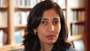 Modern dünya edebiyatının dikkat çeken yazarlarından biri olan Kiran Desai, özellikle kültürel kimlik, göç, aidiyet ve küreselleşme temalarını işlediği eserleriyle tanınır. Hint kökenli bir yazar olan Desai, hem Doğu hem de Batı kültürlerini bir araya getiren anlatımıyla uluslararası edebiyat sahnesinde önemli bir yer edinmiştir.