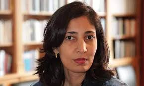 Modern dünya edebiyatının dikkat çeken yazarlarından biri olan Kiran Desai, özellikle kültürel kimlik, göç, aidiyet ve küreselleşme temalarını işlediği eserleriyle tanınır. Hint kökenli bir yazar olan Desai, hem Doğu hem de Batı kültürlerini bir araya getiren anlatımıyla uluslararası edebiyat sahnesinde önemli bir yer edinmiştir.
