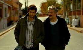 Ahlat Ağacı, klasik dramatik anlatının ötesine geçen, diyalog ağırlıklı ve felsefi derinliği yüksek bir yapı sunar. Film, olay örgüsünden ziyade karakterlerin düşünsel dünyasına odaklanır.