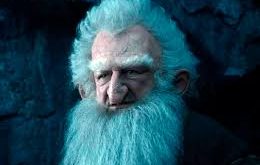 Ken Stott, 1954 yılında İskoçya’da doğmuş bir oyuncudur. İskoç kültürünün güçlü anlatım geleneği ve tiyatroya verdiği önem, onun sanat anlayışının şekillenmesinde önemli bir rol oynamıştır. Çocukluk ve gençlik yıllarını İskoçya’da geçiren Stott, erken yaşlardan itibaren sahne sanatlarına ilgi duymaya başlamıştır.