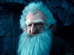 Ken Stott, 1954 yılında İskoçya’da doğmuş bir oyuncudur. İskoç kültürünün güçlü anlatım geleneği ve tiyatroya verdiği önem, onun sanat anlayışının şekillenmesinde önemli bir rol oynamıştır. Çocukluk ve gençlik yıllarını İskoçya’da geçiren Stott, erken yaşlardan itibaren sahne sanatlarına ilgi duymaya başlamıştır.