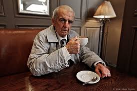 İrlanda sinema, tiyatro ve televizyon dünyasında tanınan karakter oyuncularından biri olan Alan Devlin, özellikle güçlü sahne geçmişi, doğal oyunculuğu ve dramatik rollerdeki başarısıyla dikkat çeken bir isimdir.