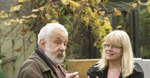 Britanya sinema ve televizyon dünyasının saygın yapımcılarından biri olan Georgina Lowe, özellikle usta yönetmen Mike Leigh ile gerçekleştirdiği uzun soluklu iş birlikleri sayesinde tanınan önemli bir isimdir.