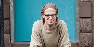 Shane Claiborne’un yazıları, özellikle modern dünyada inanç ile eylem arasındaki bağı sorgulayan okurlar için dikkat çekici bir yere sahiptir. Onun eserlerinde yalnızca teorik dini düşünceler değil, günlük yaşamda uygulanabilir etik değerler de öne çıkar.