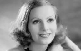 Genç yaşta tiyatroya ve sahne sanatlarına ilgi duyan Garbo, Stockholm’deki Kraliyet Dramatik Tiyatro Okulu’na kabul edilerek oyunculuk eğitimi aldı. Bu eğitim, onun profesyonel kariyerinin temelini oluşturdu.