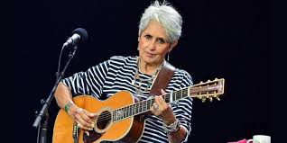 Joan Baez, yalnızca güçlü sesi ve etkileyici yorumuyla değil, aynı zamanda toplumsal adalet mücadelesindeki aktif duruşuyla da müzik tarihine damga vurmuş önemli bir sanatçıdır.