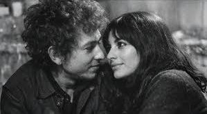 Sara Dylan, 1960’lı ve 1970’li yıllarda özellikle ünlü müzisyen Bob Dylan ile yaptığı evlilik sayesinde geniş kitleler tarafından tanınan, aynı zamanda oyunculuk ve modellik geçmişi bulunan dikkat çekici bir isimdir. Kamuoyunda çoğu zaman Bob Dylan’ın eski eşi olarak anılsa da Sara Dylan, kendi yaşam öyküsü, zarif duruşu ve sanat çevreleri üzerindeki etkisiyle başlı başına ilgi çekici bir figürdür.