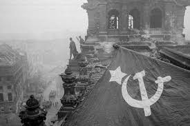 Berlin Ablukası, Sovyetler Birliği’nin Batı Berlin’e giden tüm kara, demir yolu ve su ulaşım hatlarını kapatarak Batılı müttefikleri şehirden çıkmaya zorlamaya çalıştığı krizdir.