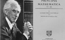 Bertrand Arthur William Russell, 18 Mayıs 1872 tarihinde İngiltere’nin Trellech kentinde aristokrat bir ailede dünyaya geldi. Ailesi, Britanya siyasi tarihinde önemli bir konuma sahipti ve bu durum Russell’ın erken yaşlardan itibaren entelektüel ve politik bir ortamda yetişmesini sağladı.