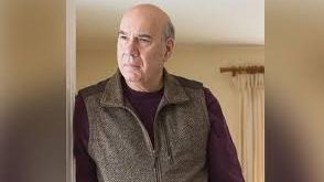 Edebiyat dünyasında bazı isimler yalnızca roman yazarı olarak değil; aynı zamanda şair, biyografi yazarı, akademisyen ve kültür yorumcusu kimlikleriyle öne çıkar. Jay Parini, bu çok yönlü isimlerden biridir. Amerikan edebiyatında üretkenliği, geniş ilgi alanları ve güçlü anlatım yeteneğiyle tanınan Parini; roman, şiir, biyografi, deneme ve eleştiri türlerinde verdiği eserlerle dikkat çekmiştir.