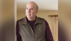 Edebiyat dünyasında bazı isimler yalnızca roman yazarı olarak değil; aynı zamanda şair, biyografi yazarı, akademisyen ve kültür yorumcusu kimlikleriyle öne çıkar. Jay Parini, bu çok yönlü isimlerden biridir. Amerikan edebiyatında üretkenliği, geniş ilgi alanları ve güçlü anlatım yeteneğiyle tanınan Parini; roman, şiir, biyografi, deneme ve eleştiri türlerinde verdiği eserlerle dikkat çekmiştir.